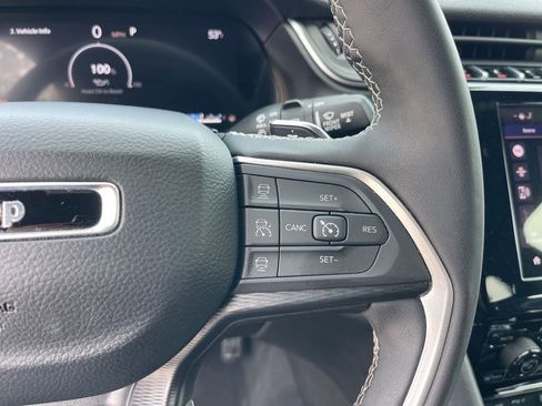 Used 2025 Jeep Grand Cherokee Altitude AWD/4WD image 19
