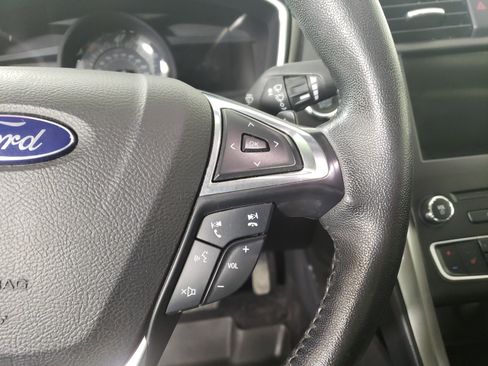 Used 2017 Ford Fusion SE w/ Fusion SE Technology Package image 19