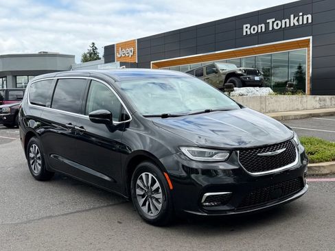 Used 2023 Chrysler Pacifica Touring-L FWD image 2