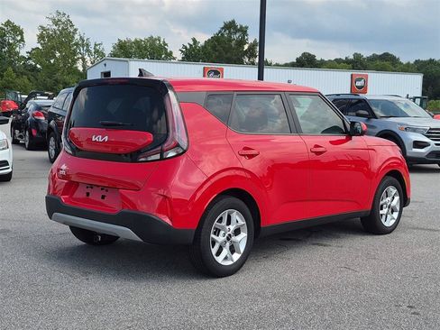 Used 2023 Kia Soul LX w/ LX Technology Package FWD image 3
