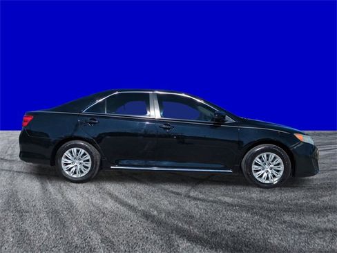 Used 2014 Toyota Camry LE image 3