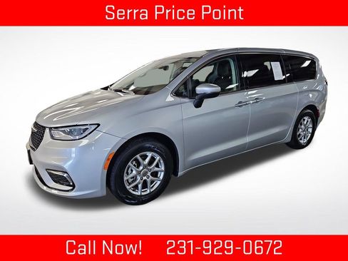 Used 2023 Chrysler Pacifica Touring-L FWD image 1