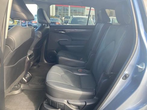 Used 2022 Toyota Highlander Limited image 18