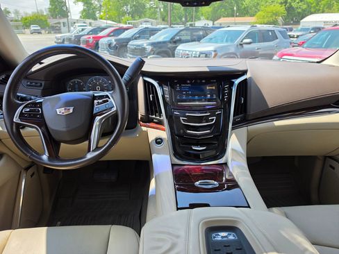 Used 2015 Cadillac Escalade Luxury AWD/4WD image 9
