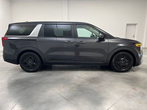 Used 2025 Kia Carnival FWD image 8