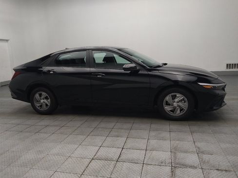 Used 2025 Hyundai Elantra SE FWD image 11