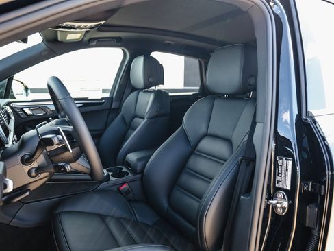 Certified 2025 Porsche Macan image 5