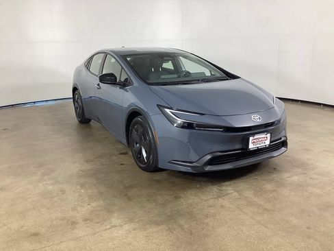 Used 2025 Toyota Prius LE FWD image 3