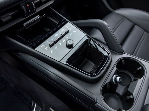 Certified 2025 Porsche Cayenne S image 38