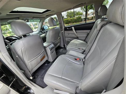 Used 2012 Toyota Highlander SE w/ Tow Pkg AWD/4WD image 19