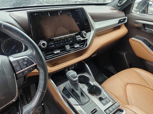 Used 2021 Toyota Highlander Platinum image 13