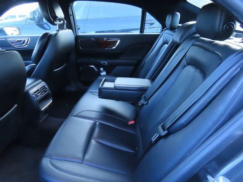 Used 2017 Lincoln Continental Premiere image 11
