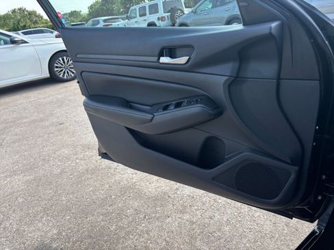 Used 2025 Nissan Altima 2.5 SV FWD image 18