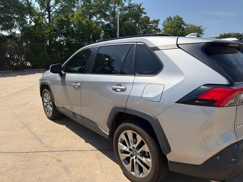 Used 2019 Toyota RAV4 XLE Premium FWD image 6