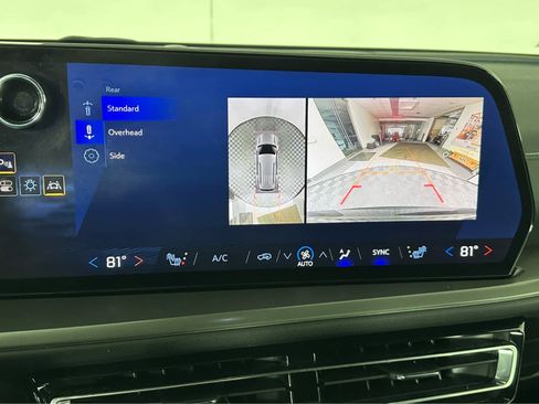 Used 2024 Chevrolet Traverse LT w/ Enhanced Driving Package image 13