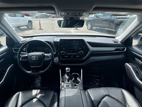 Used 2021 Toyota Highlander XLE AWD/4WD image 13