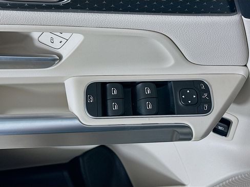 Certified 2025 Mercedes-Benz GLB 250 4MATIC image 23