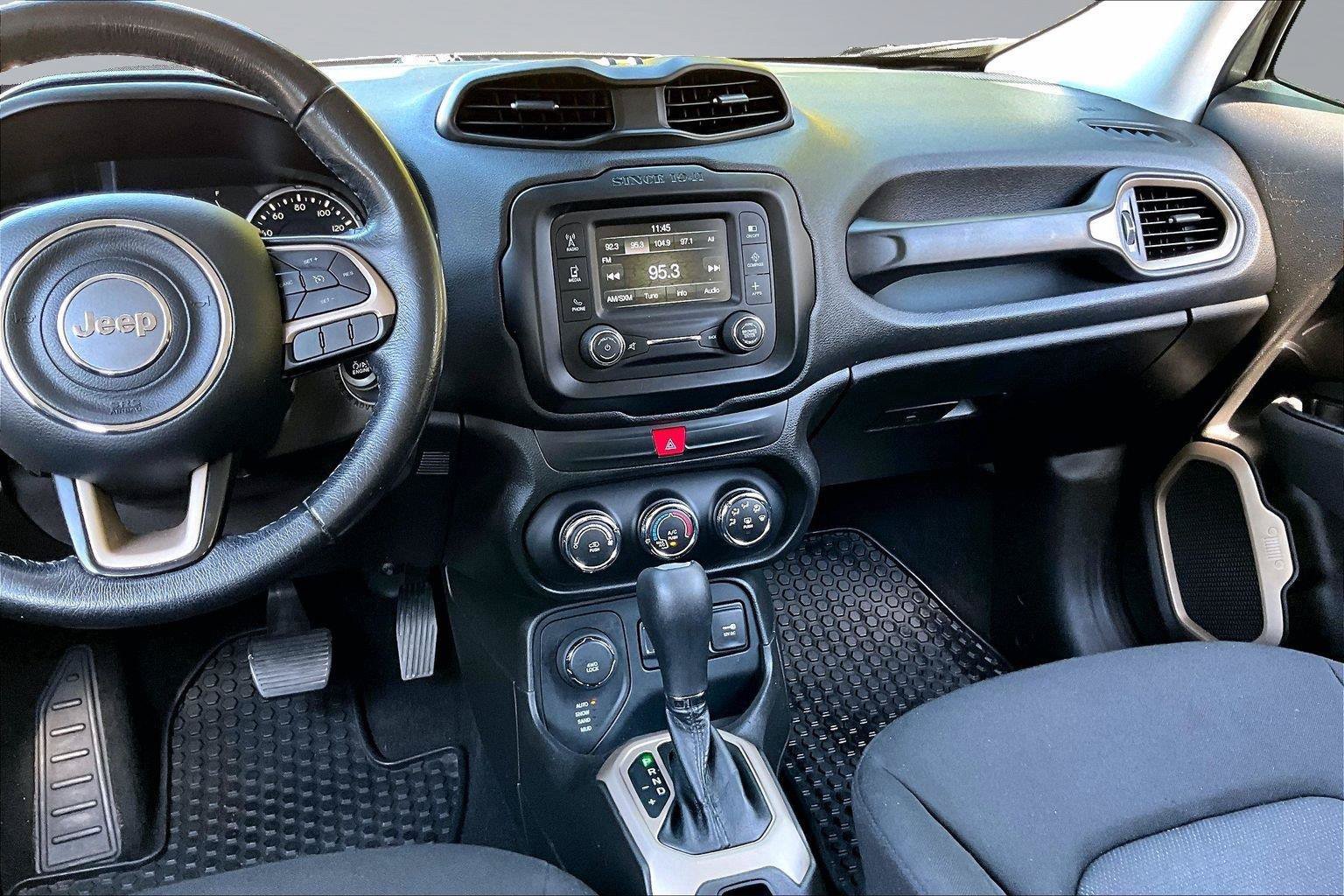 Used 2017 Jeep Renegade Latitude AWD/4WD image 6