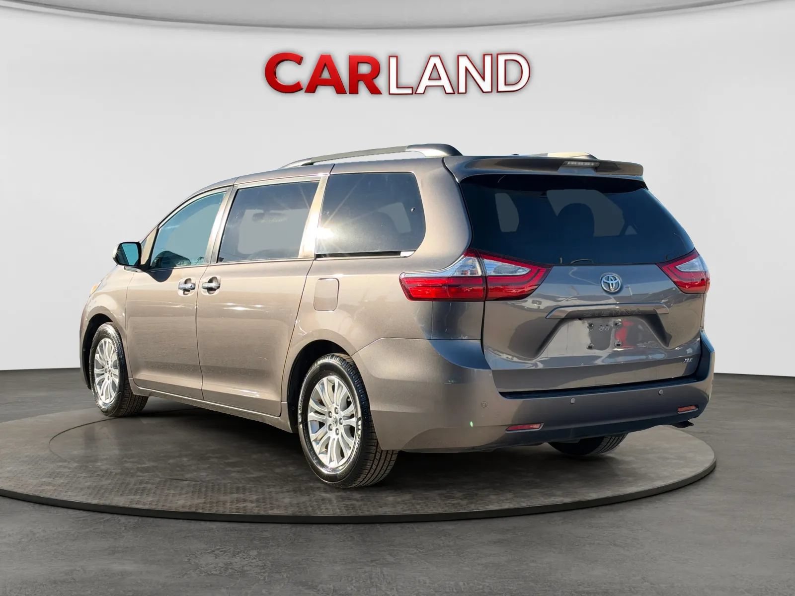 Used 2016 Toyota Sienna XLE w/ XLE Navigation Package FWD image 4