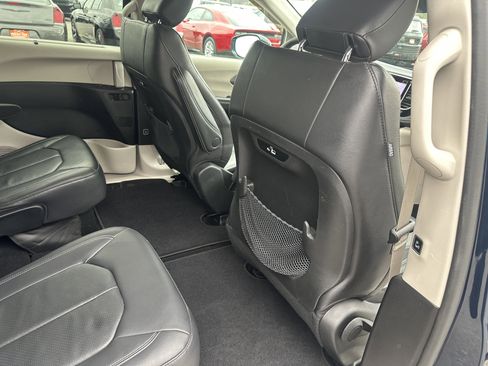 Used 2022 Chrysler Pacifica Touring-L image 25