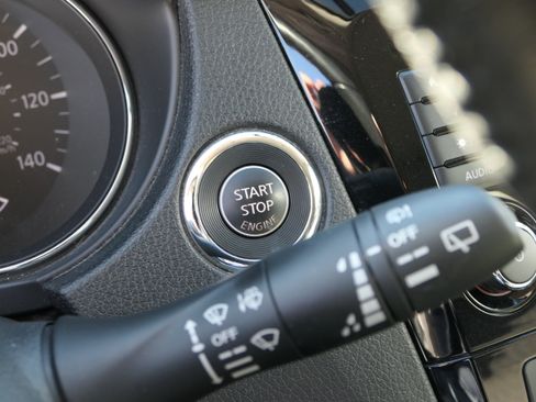 Used 2018 Nissan Rogue SV FWD image 17