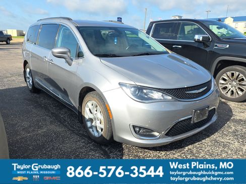 Used 2017 Chrysler Pacifica Touring-L w/ Tire & Wheel Group FWD image 1