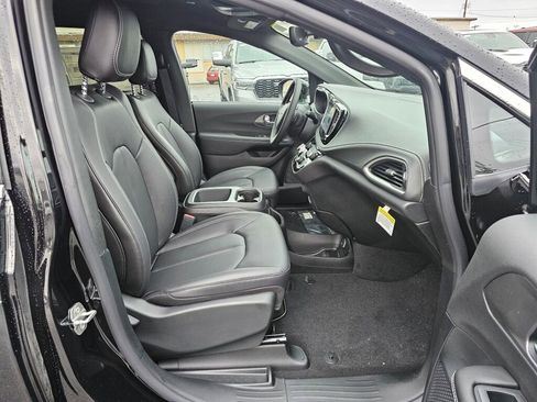 New 2026 Chrysler Pacifica Select image 11
