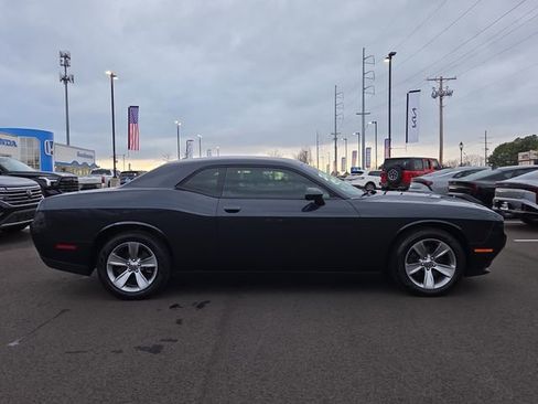 Used 2016 Dodge Challenger SXT image 6