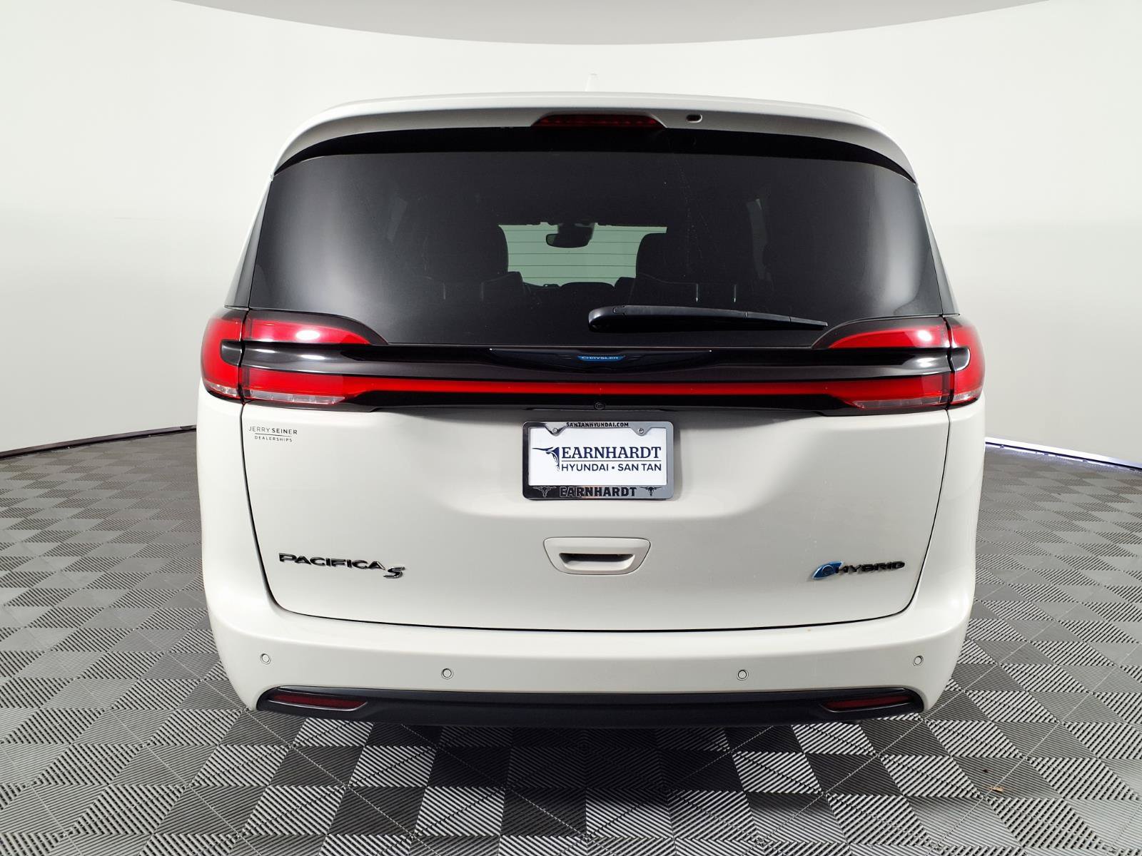 Used 2021 Chrysler Pacifica Limited w/ Premium & Safety Sphere Group FWD image 5