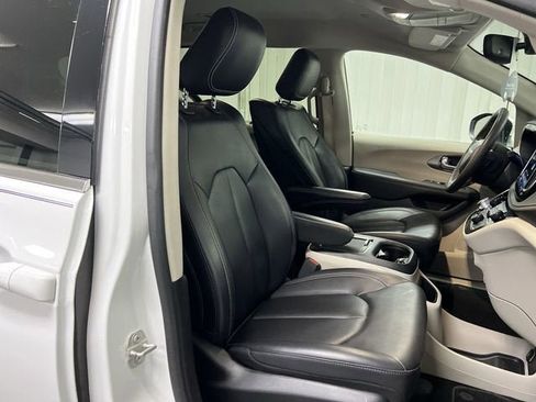 Used 2023 Chrysler Pacifica Touring-L w/ Uconnect Theater Family Group AWD/4WD image 26