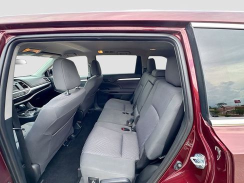 Used 2019 Toyota Highlander LE FWD image 30