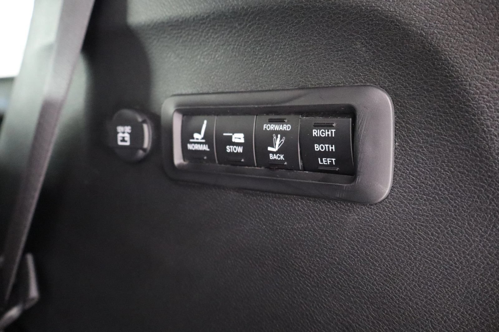 Used 2018 Chrysler Pacifica Limited w/ S Appearance Package FWD image 13