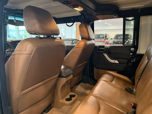Used 2015 Jeep Wrangler Unlimited Sahara w/ Connectivity Group AWD/4WD image 18