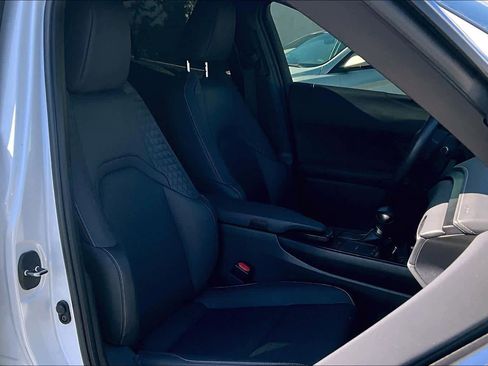 Used 2022 Lexus UX 200 w/ Accessory Package (Z1) FWD image 8