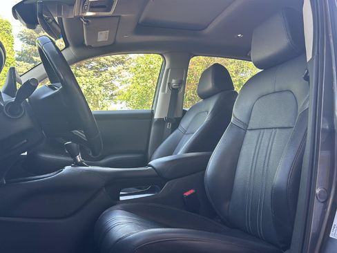 Used 2024 Honda HR-V EX-L image 2