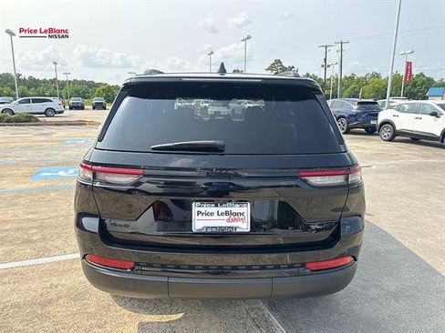 Used 2025 Jeep Grand Cherokee Altitude AWD/4WD image 6
