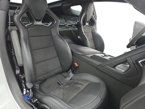 Used 2015 Chevrolet Corvette Z06 w/ 3LZ Preferred Equipment Group image 9