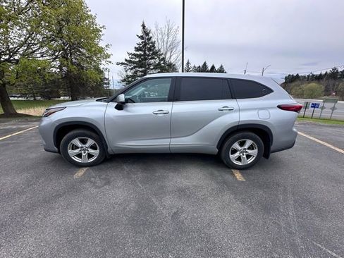 Used 2022 Toyota Highlander LE AWD/4WD image 6