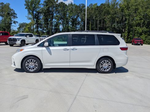 Used 2020 Toyota Sienna XLE w/ XLE Navigation Package FWD image 2