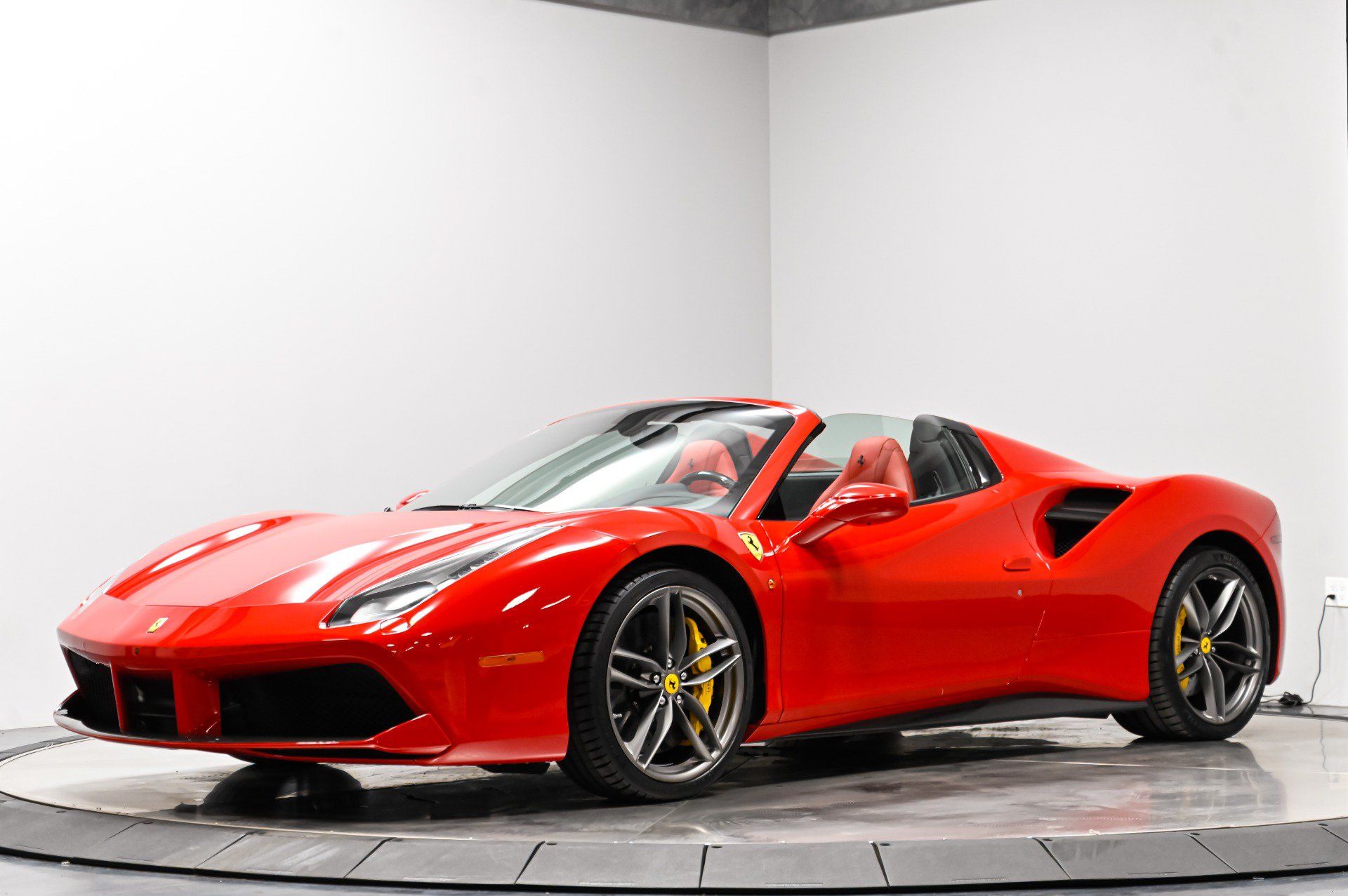 Used 2018 Ferrari 488 Spider RWD image 2