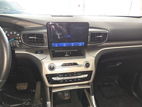 Used 2022 Ford Explorer XLT w/ Equipment Group 202A AWD/4WD image 35