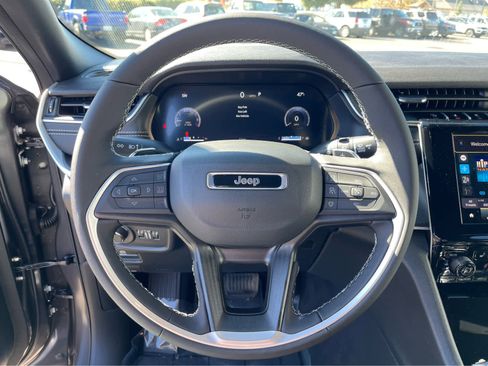 New 2025 Jeep Grand Cherokee Altitude image 17