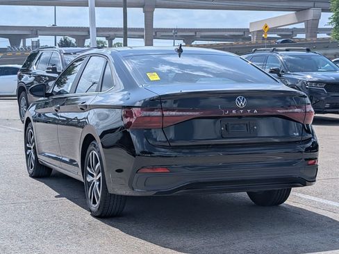 Used 2025 Volkswagen Jetta SE image 4