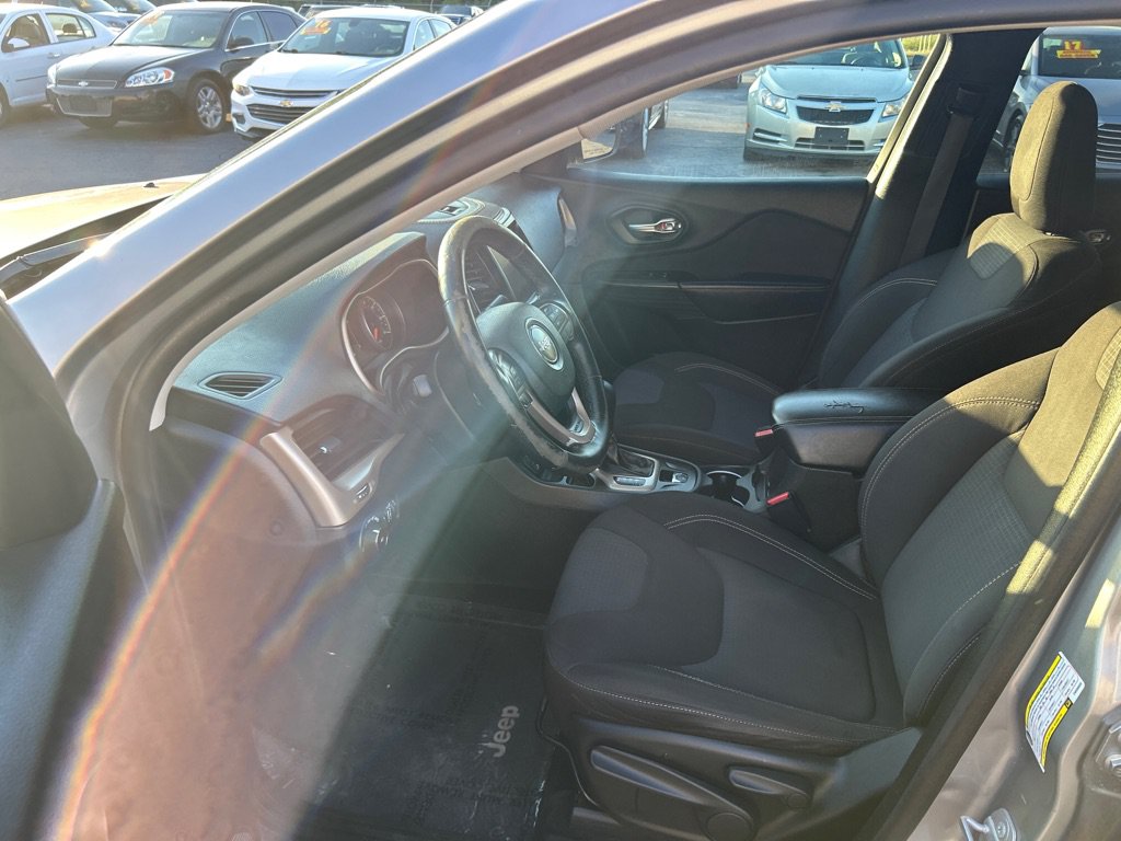 Used 2015 Jeep Cherokee Latitude FWD image 9