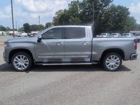 Used 2024 Chevrolet Silverado 1500 High Country w/ High Country Premium Package AWD/4WD image 2