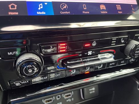 New 2025 Jeep Grand Cherokee L Limited w/ Black Appearance Package image 6