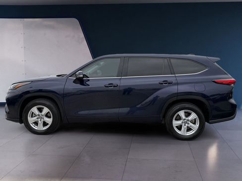 Used 2022 Toyota Highlander LE image 2