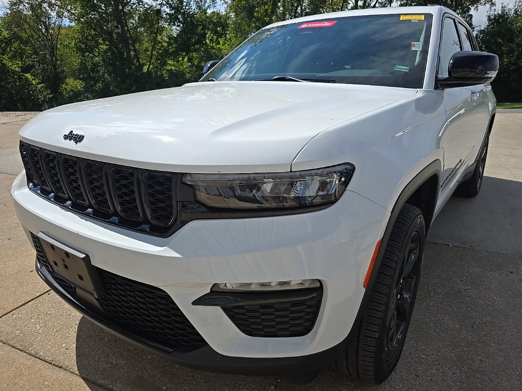Used 2023 Jeep Grand Cherokee Limited w/ Black Appearance Package AWD/4WD image 14