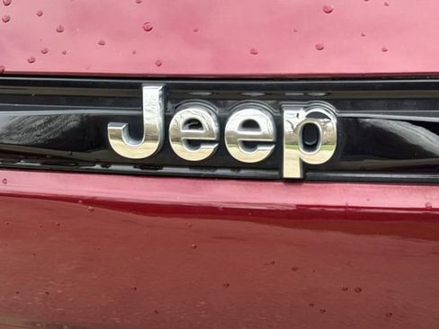 Used 2023 Jeep Grand Cherokee Limited image 32