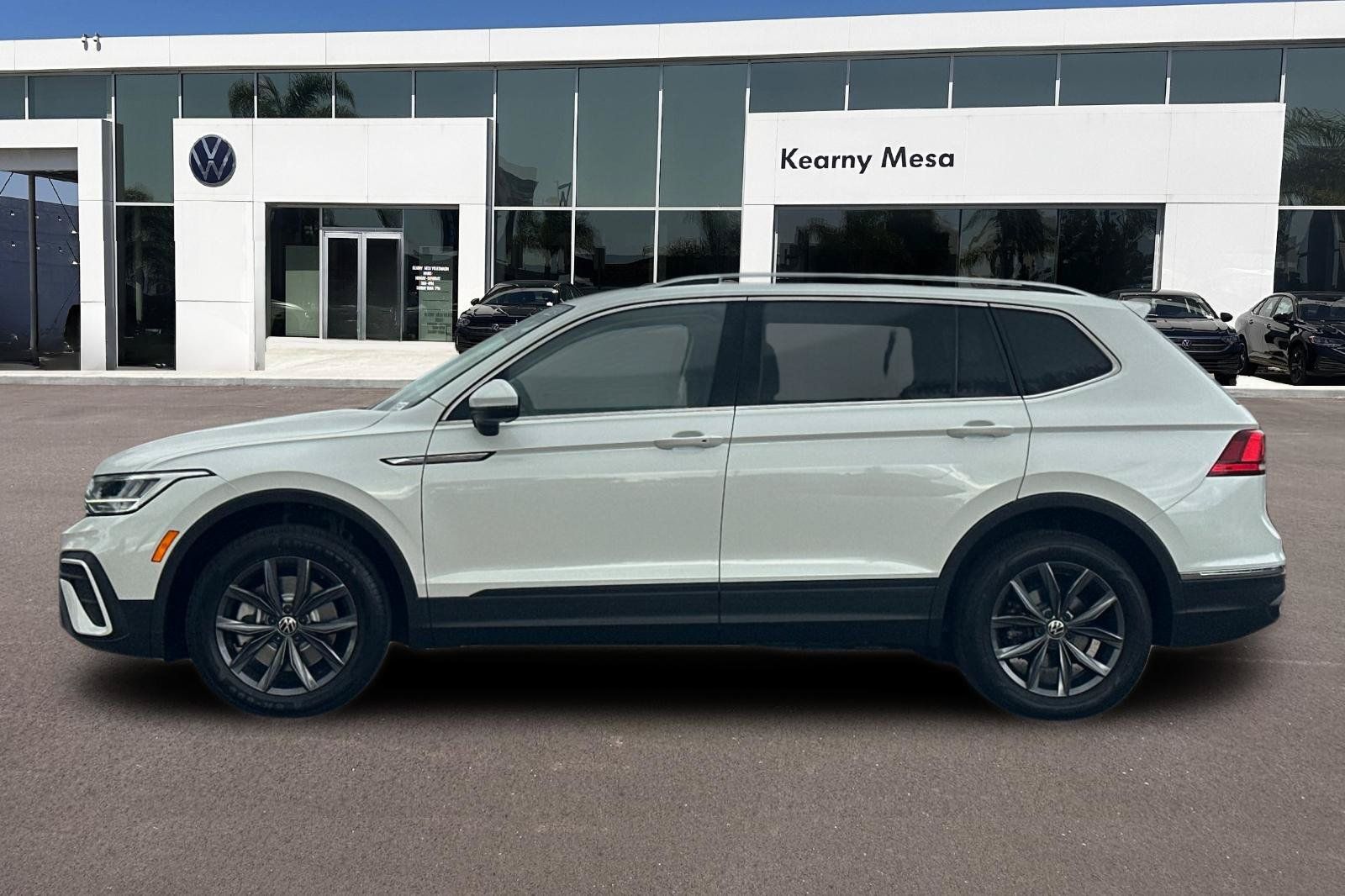 Used 2023 Volkswagen Tiguan SE w/ Panoramic Sunroof Package FWD image 7